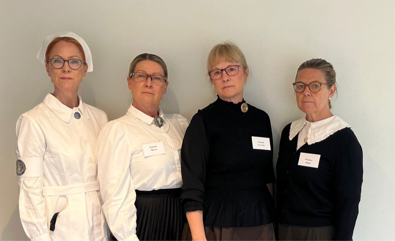 En gruppe personr iført hvite skjorter og merker