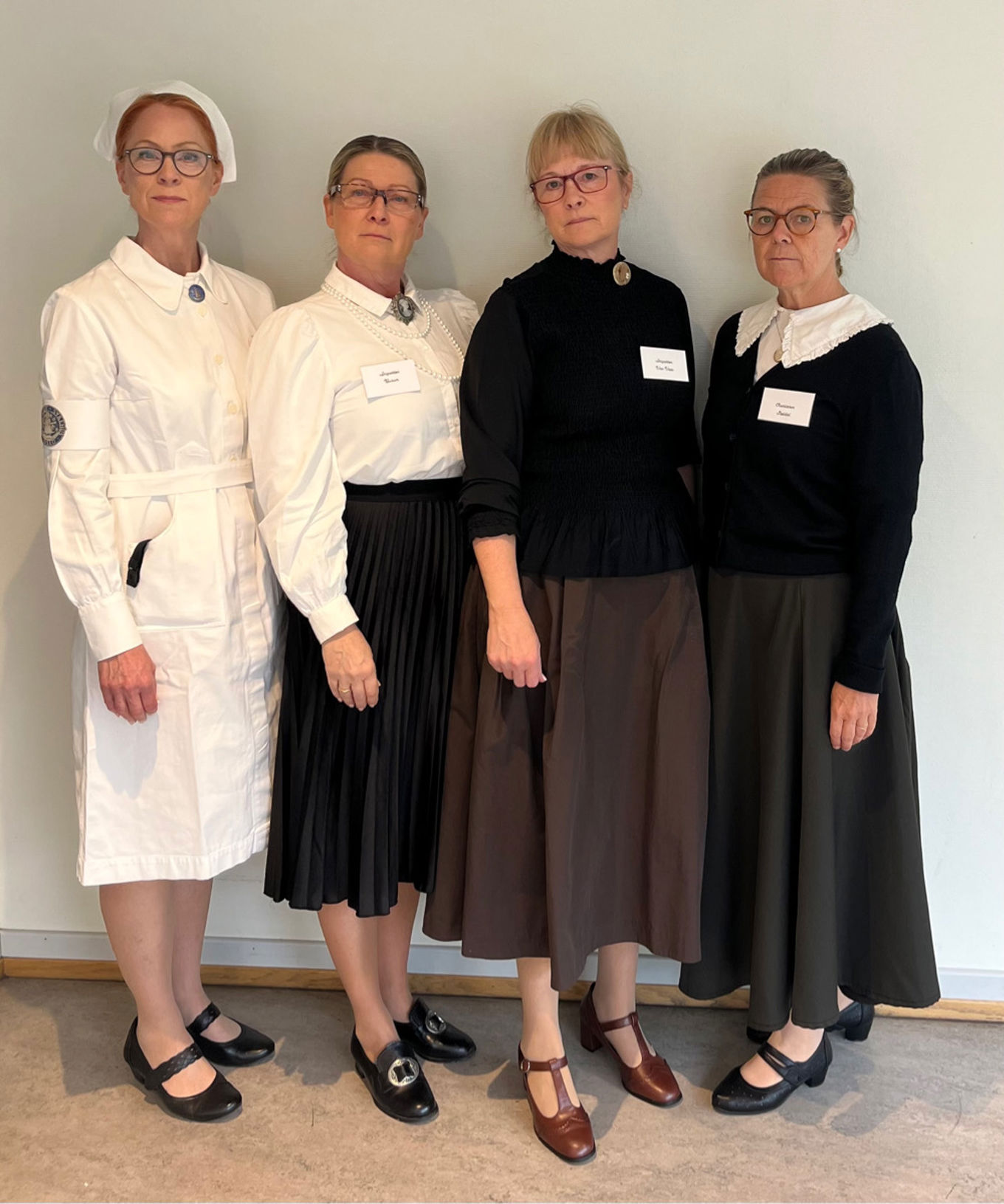 En gruppe personr i svarte og hvite uniformer