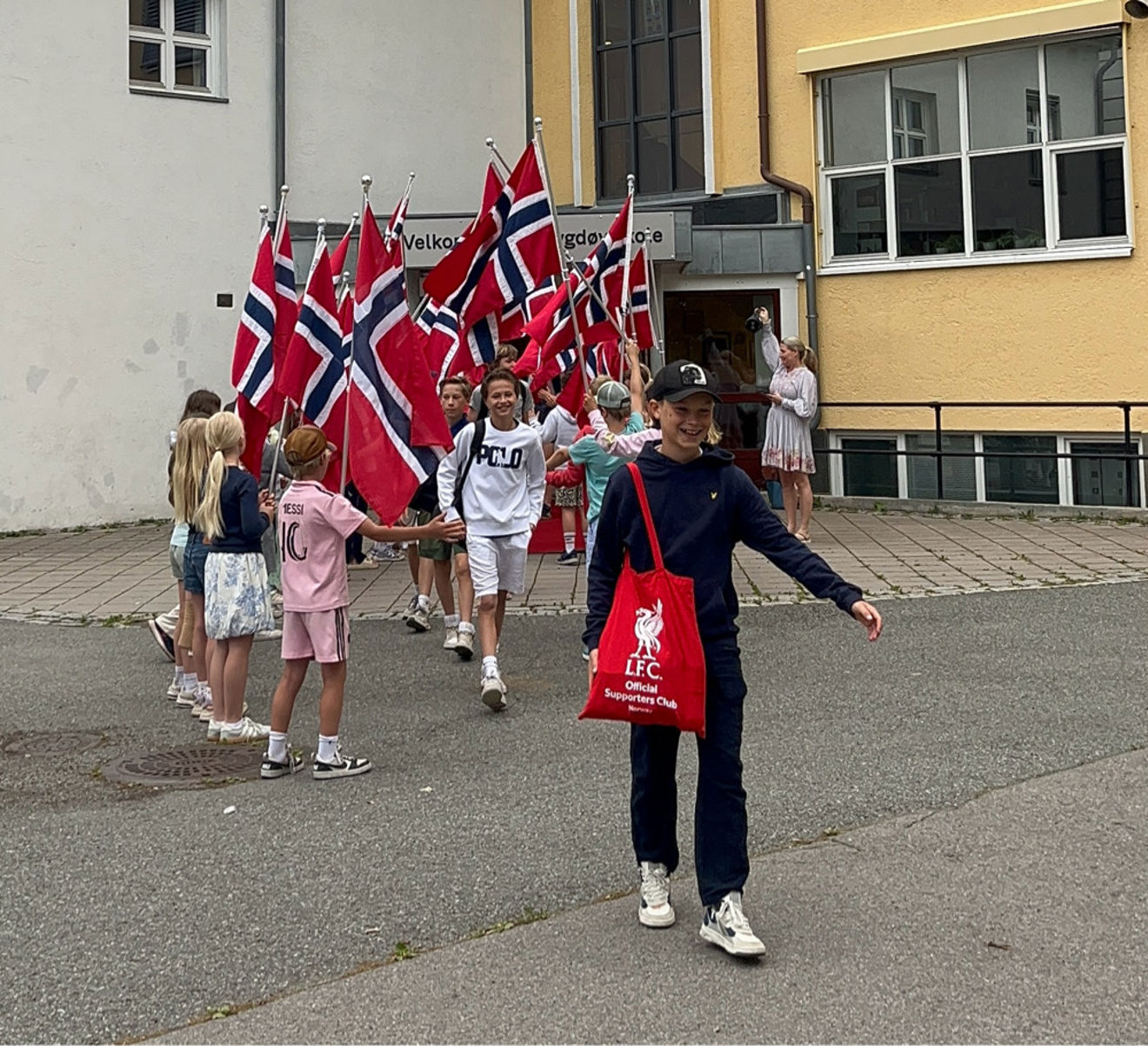 en person som holder et flagg