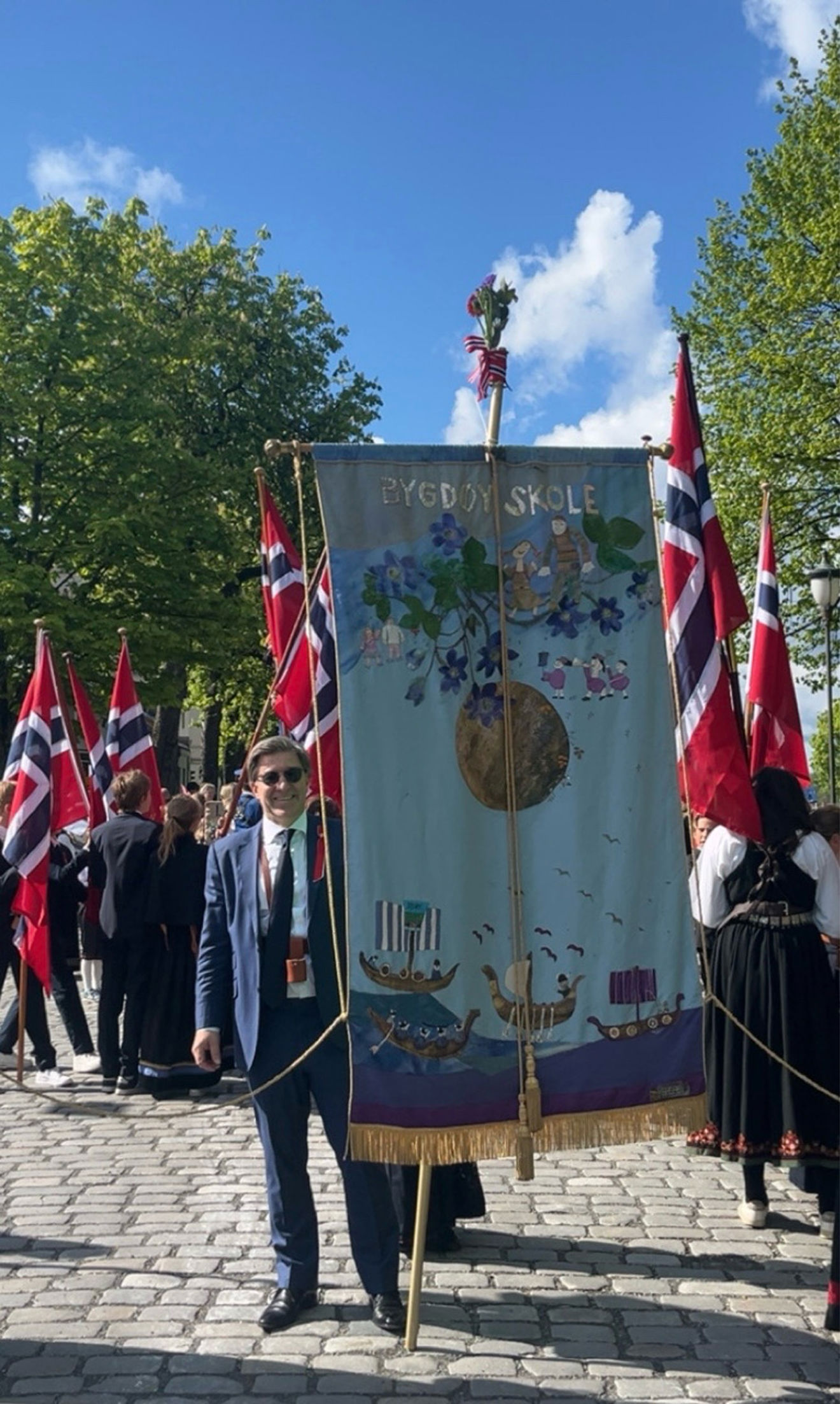 en gruppe mennesker som holder flagg