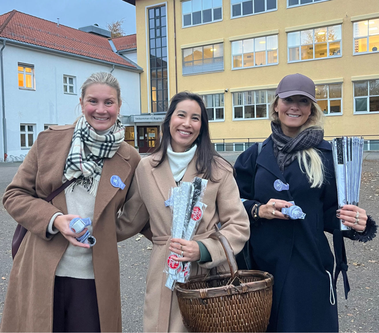 en gruppe personr som poserer for et bilde