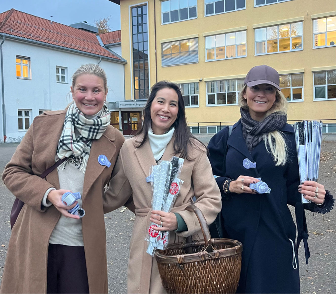 en gruppe personr som poserer for et bilde