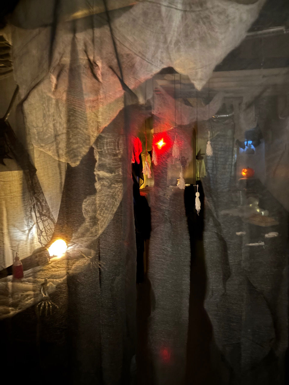 en person som går i en tunnel