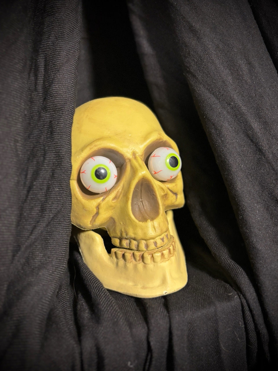 Et gult og svart leketøy