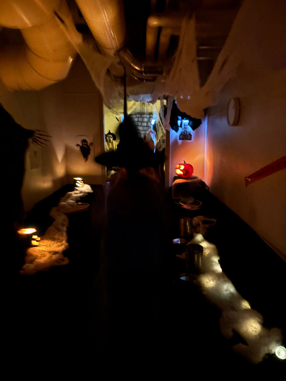 en gruppe personer i et rom