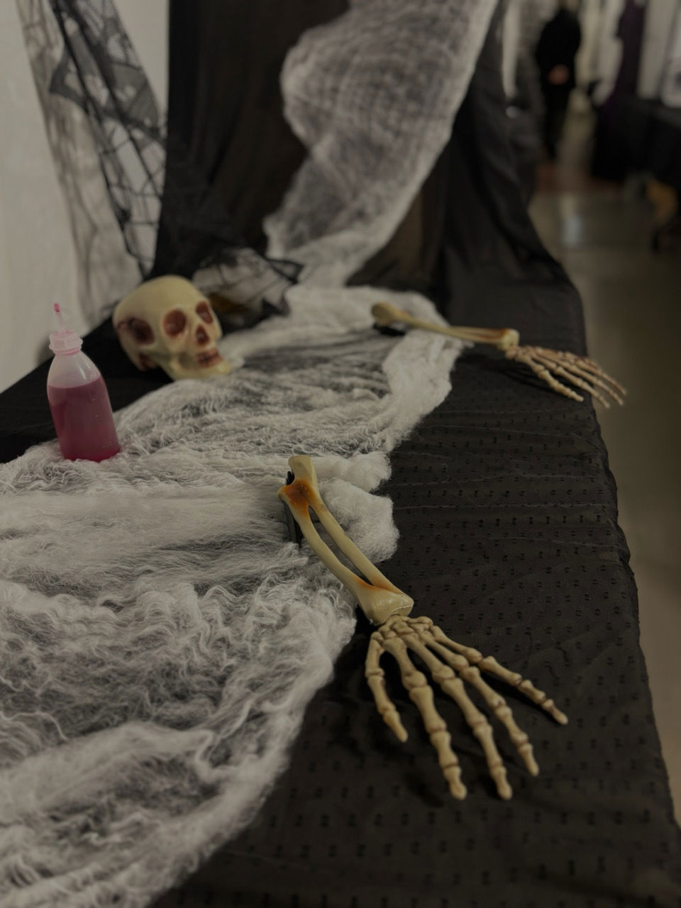 et skjelett på et teppe