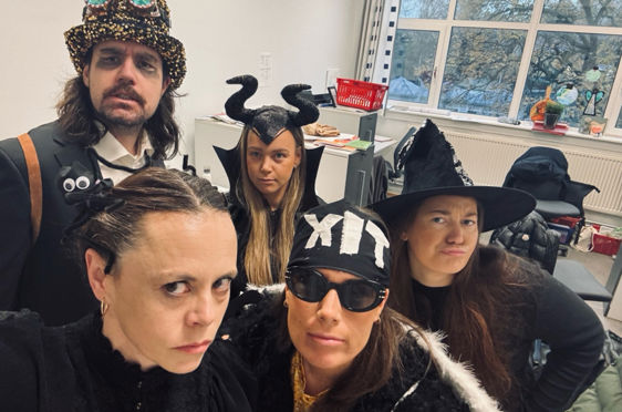 En gruppe mennesker med hatter