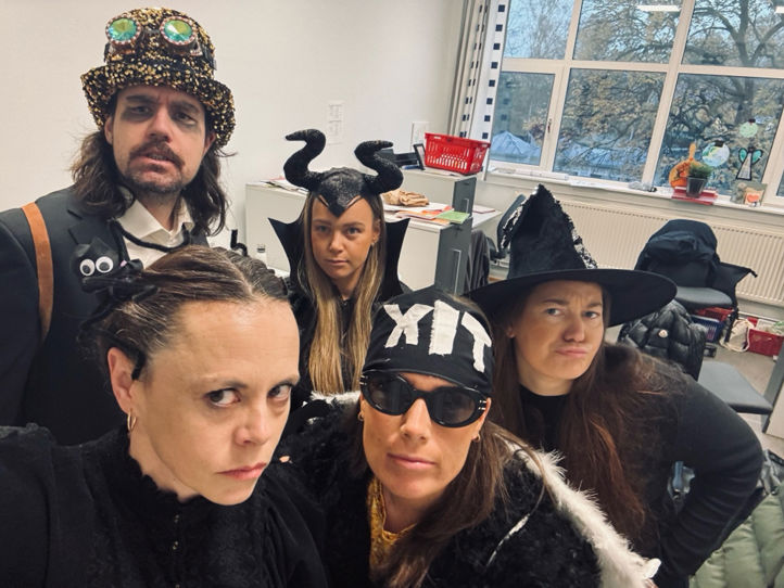 En gruppe mennesker med hatter