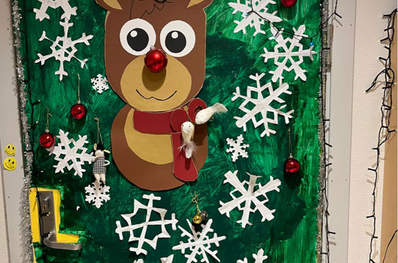 en dør med en tegneseriefigur på