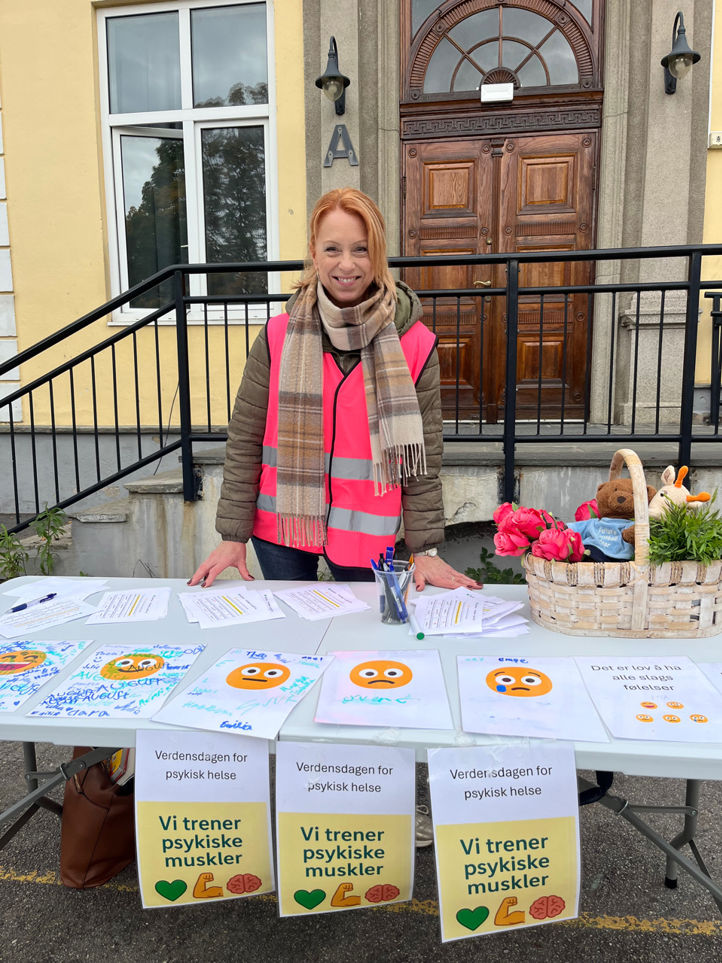 Foto: Gullborg Kristin Støldal en person som står ved siden av et bord med skilt på