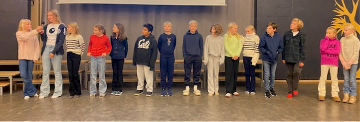 En gruppe mennesker som står sammen