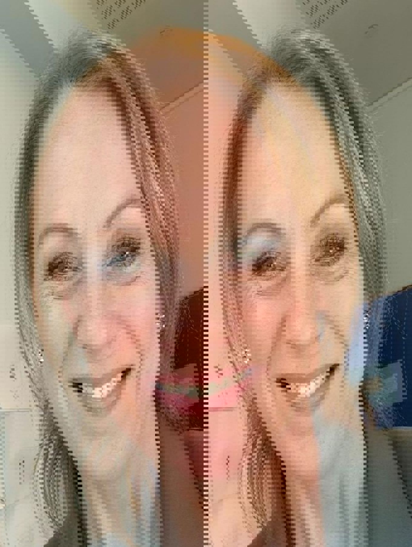 en person som smiler til kameraet