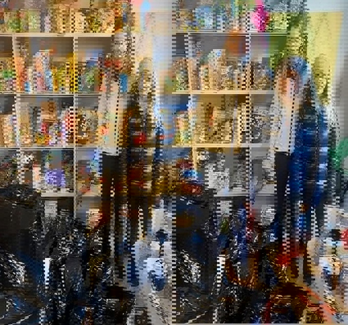 to personr som står i et rom to personr som står i et rom