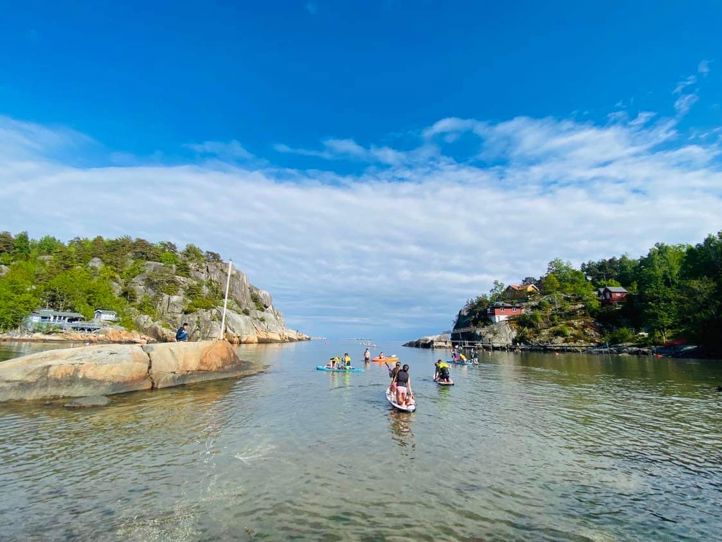 Foto: Kia Pettersson Barn står på paddleboard i vakre omgivelser