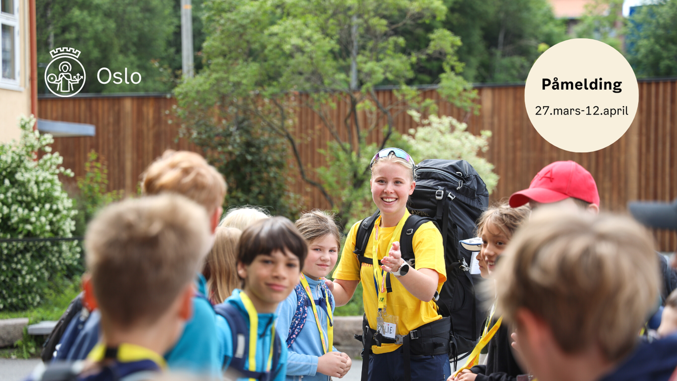 Bilde av barn og instruktør som har det fint. Det står også at det er Påmelding 27. Mars-12.April