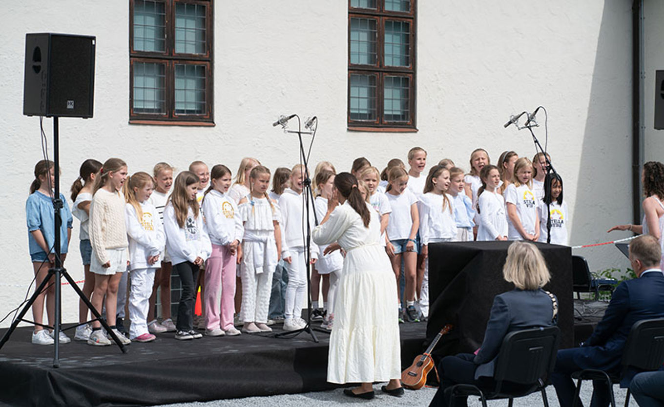 en gruppe mennesker som står på en scene