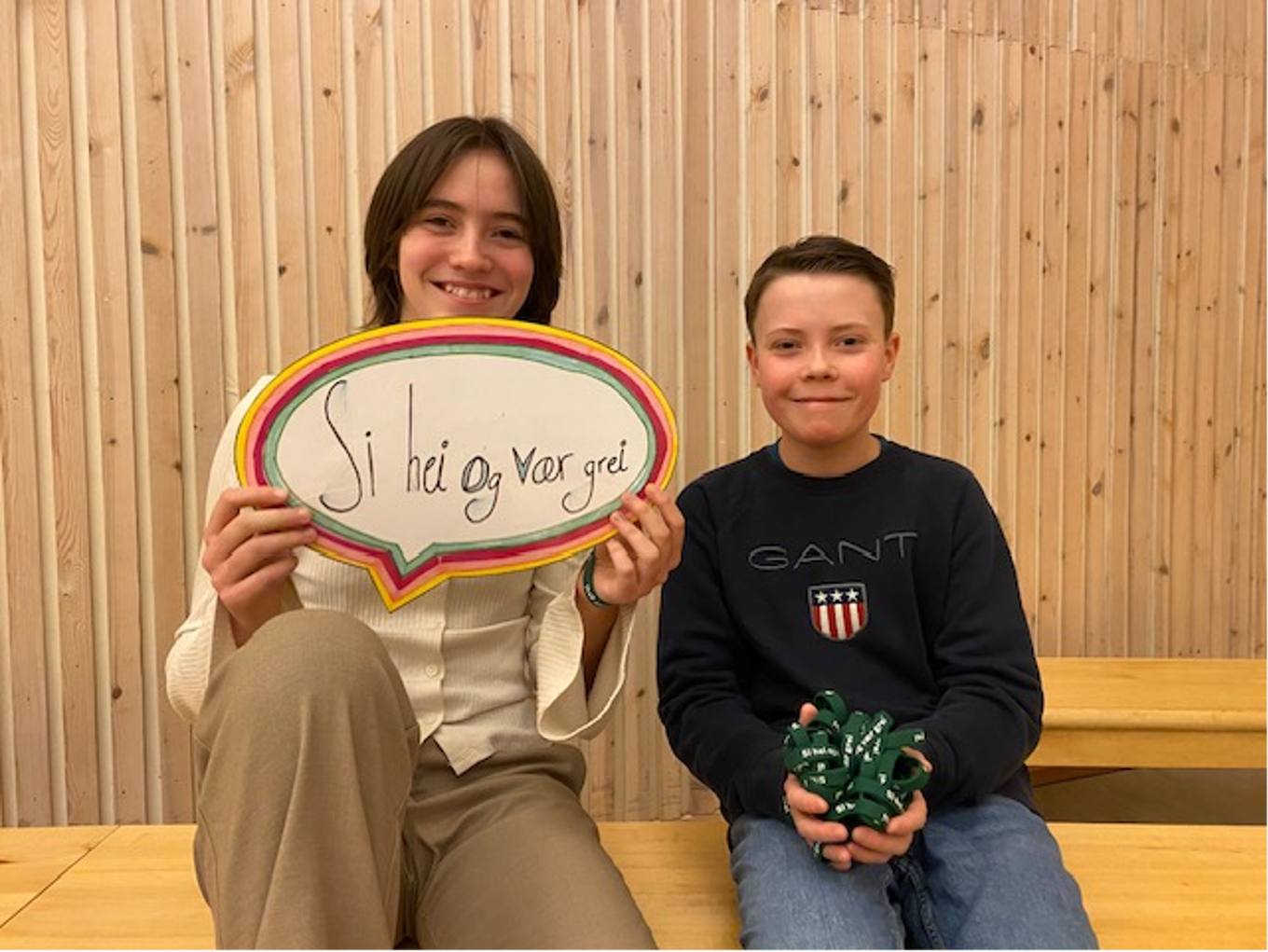 et par barn som holder en frisbee