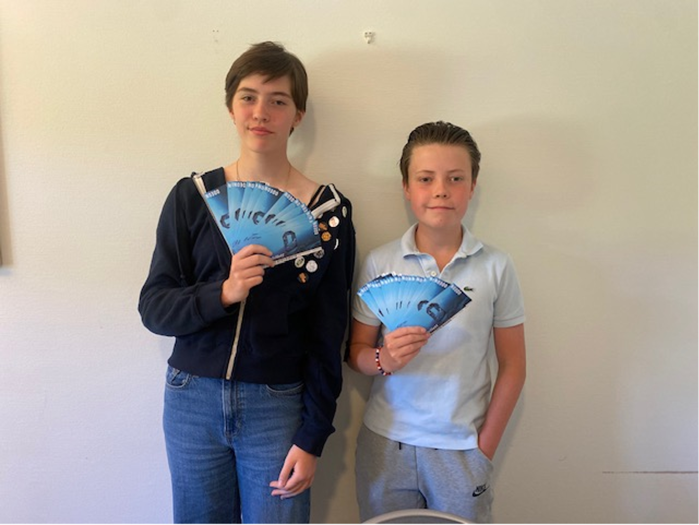 et par barn som holder en blå frisbee